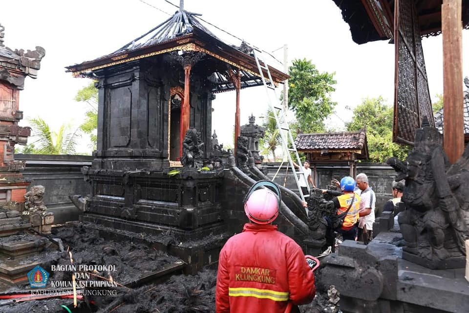 Kebakaran Timpa Gedong Penyimpenan Pura Dalem Setra Sidayu Tojan, Bupati Suwirta Upayakan Bantuan 