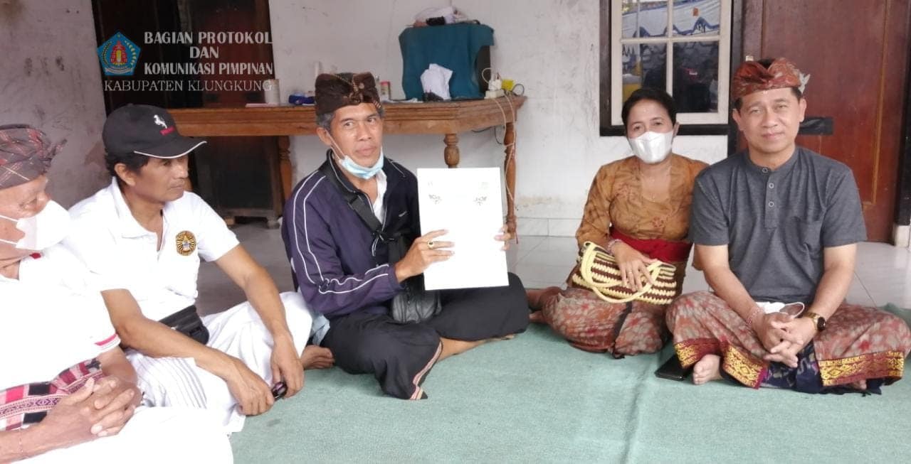 Penyerahan akta dan santunan kematian Pitra Bakti oleh Bupati Klungkung