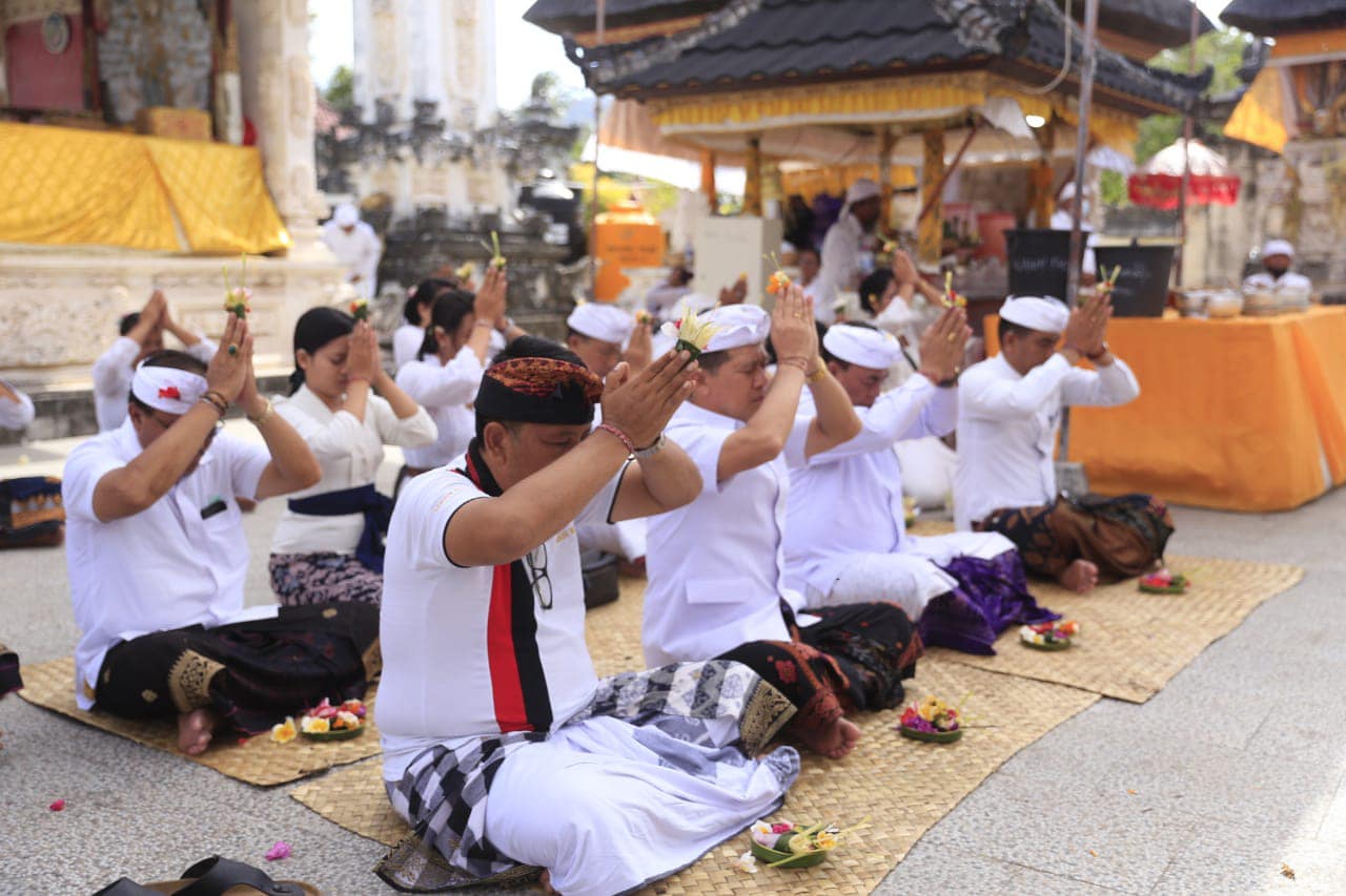 Bupati Suwirta Muspayang Bakti Pengayar di Pura Kahyangan Jagat Batu Medau, Nusa Panida.