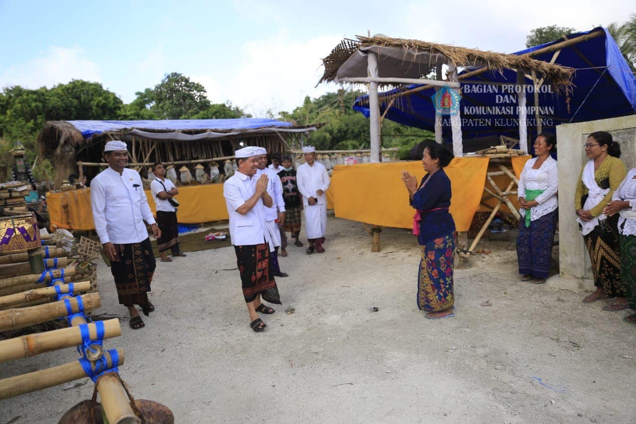 Bupati Suwirta Hadiri Empat Lokasi Ngaben Masal di Nusa Penida