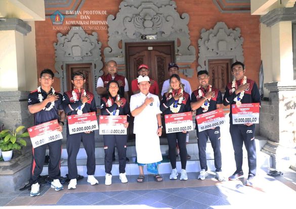 Bupati Suwirta Serahkan Reward Medali Kepada Enam Atlet Klungkung Yang Ikuti SEA Games Kamboja 2023