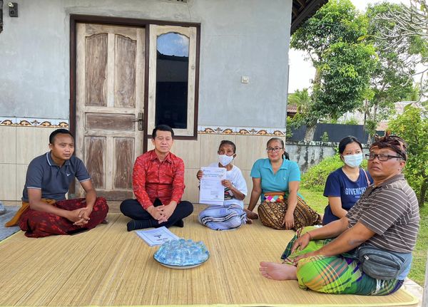 Bupati Klungkung I Nyoman Suwirta melayat sekaligus menyerahkan Akta Kematian “Pitra Bakti”