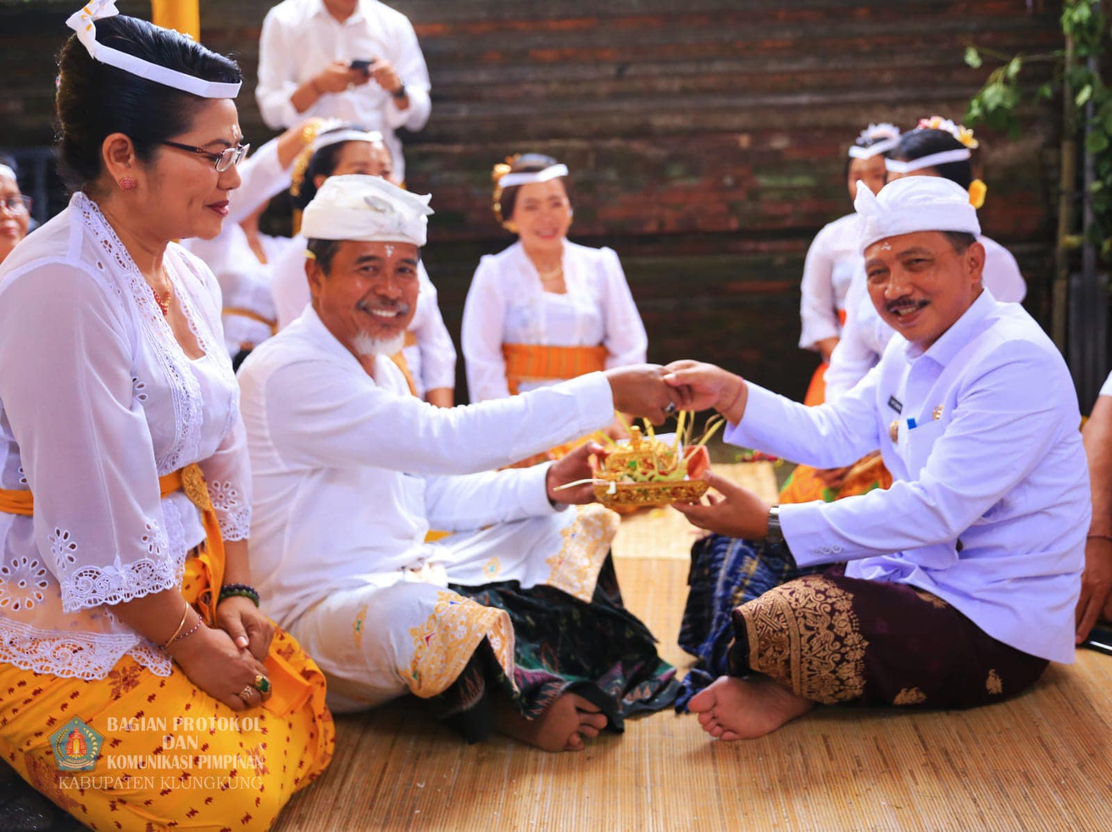 Pj. Bupati I Nyoman Jendrika Laksanakan Persembahyangan pada Dua Upacara Dewa Yadnya