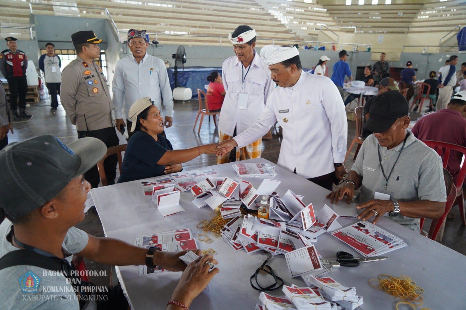 Penjabat (Pj.) Bupati Klungkung,  I Nyoman Jendrika meninjau pelipatan surat suara untuk Pilgub Bali