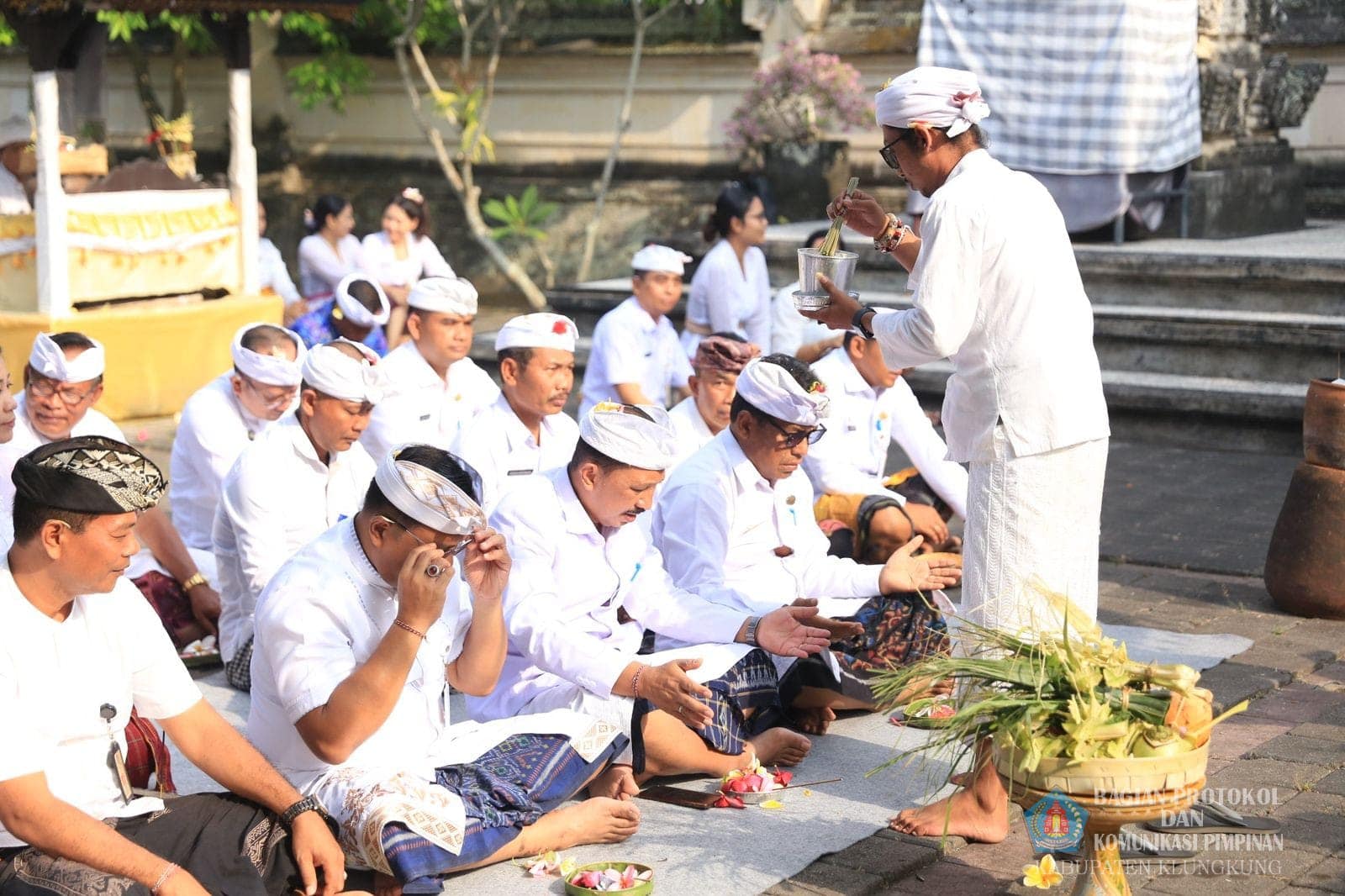 Pemkab Klungkung Gelar Persembahyangan Bersama Serangkaian HUT Korpri  