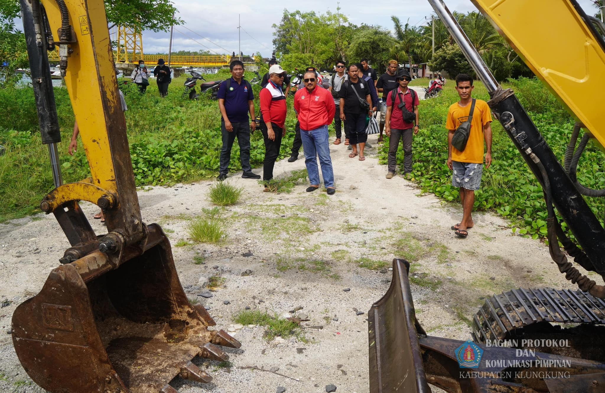 Demi Kenyamanan Warga dan Wisatawan, Perbekel Lembongan Bersama Warga Secara Swadaya Atasi Genangan 