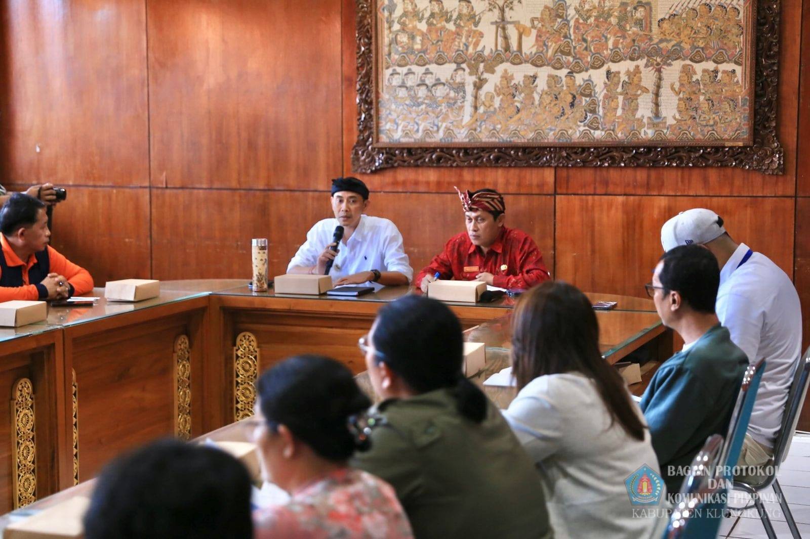 Pemkab Klungkung Tertibkan Kabel Provider di Kota