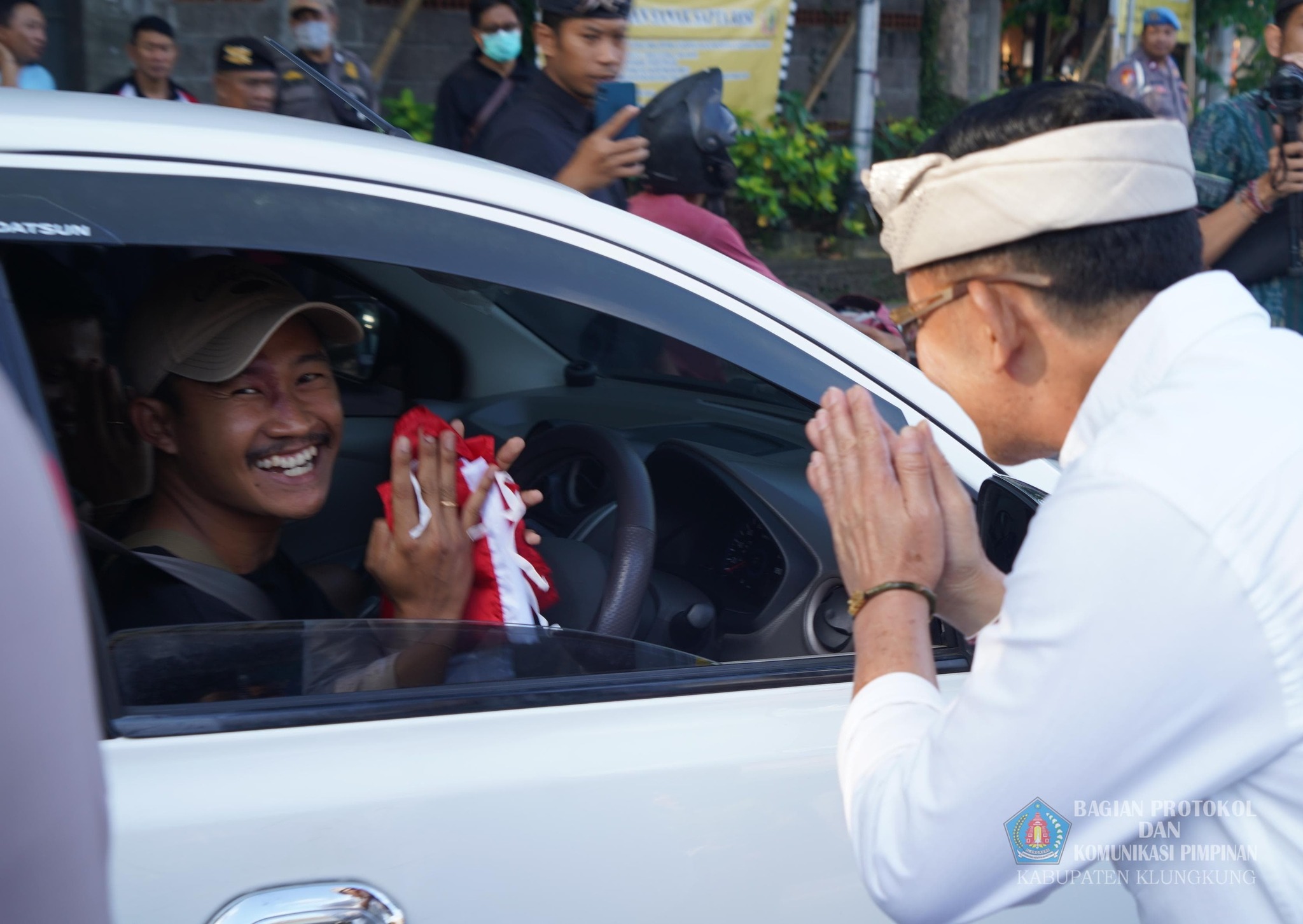 Semarakkan HUT RI ke 80, Pemkab Klungkung Bagi Bagi Bendera Merah Putih 