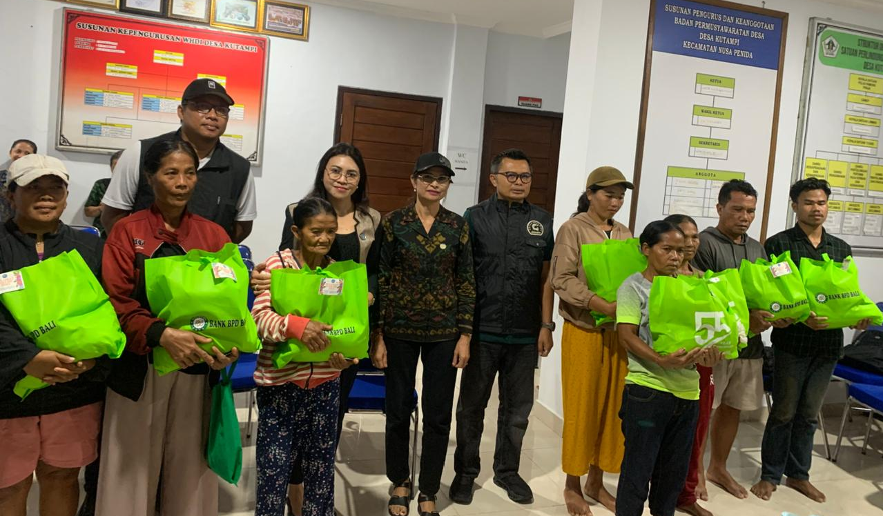 TIM PENGGERAK PKK KABUPATEN KLUNGKUNG SALURKAN BANTUAN SEMBAKO DI KECAMATAN NUSA PENIDA