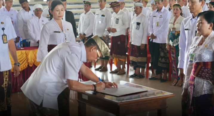 Bupati Klungkung resmi melantik 132 aparatur dalam gelombang pertama Pejabat Administrator, Pengawas, dan Fungsional