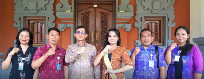  Bupati Klungkung, I Made Satria menerima pamitan Ni Putu Esa Indah Swari (18), finalis Putri Otonomi Daerah asal Kabupaten Klungkung