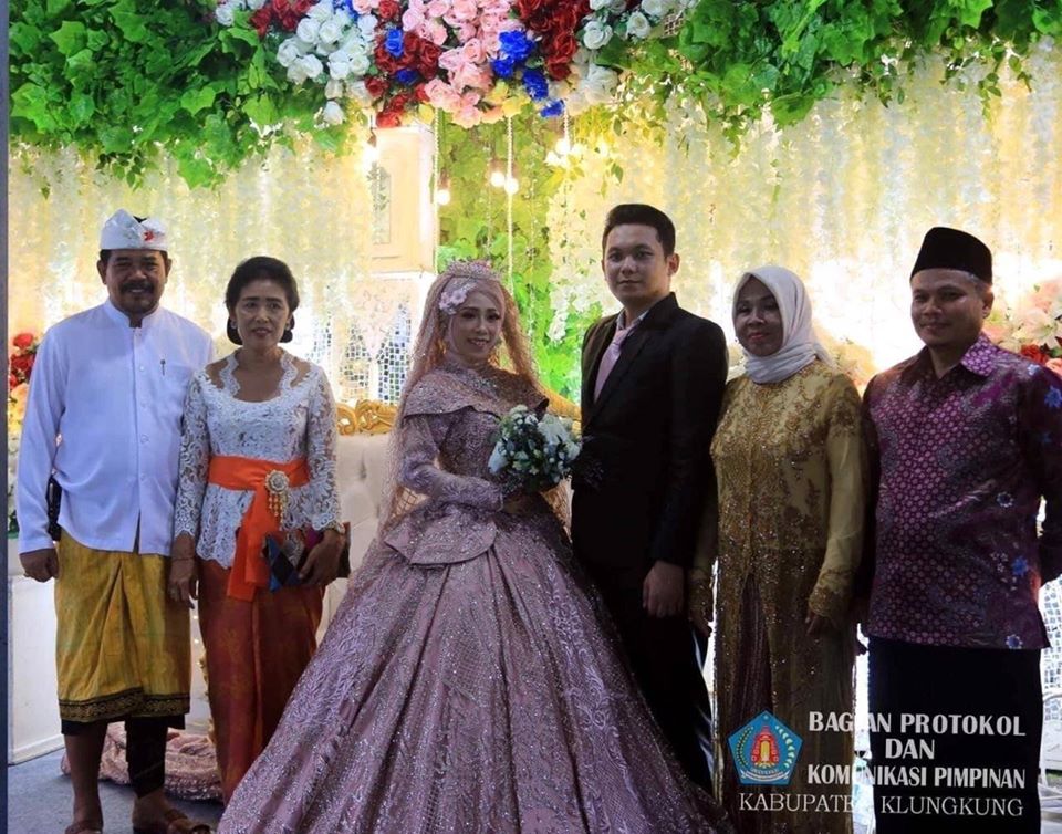 Wakil Bupati Klungkung Menghadiri Undangan Pernikahan Joni Pranata dengan Putri Rahayu