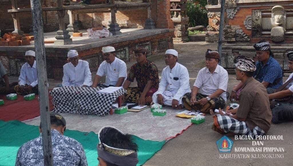 Wakil_Bupati_Klungkung_I_Made_Kasta_menghadiri_rapat_1.jpg